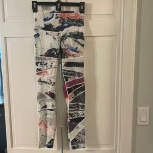 Lululemon Leggings Gorgeous Pattern size 4 EUC!!!